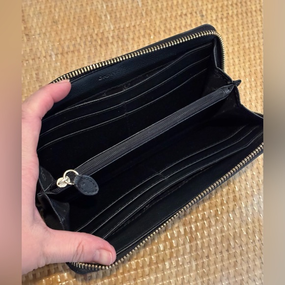 DKNY Black Leather large Wallet in like new condition! - Picture 6 of 13